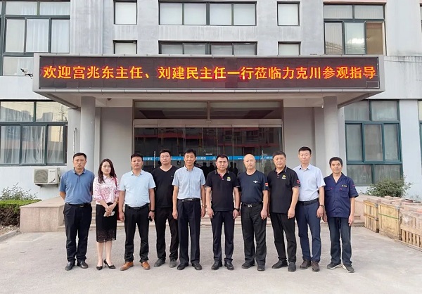 青島德州老鄉(xiāng)會(huì)宮兆東秘書(shū)長(zhǎng)、禹城市在青流動(dòng)黨員黨總支籌建負(fù)責(zé)人劉建民一行7人蒞臨公司參觀調(diào)研1.jpg